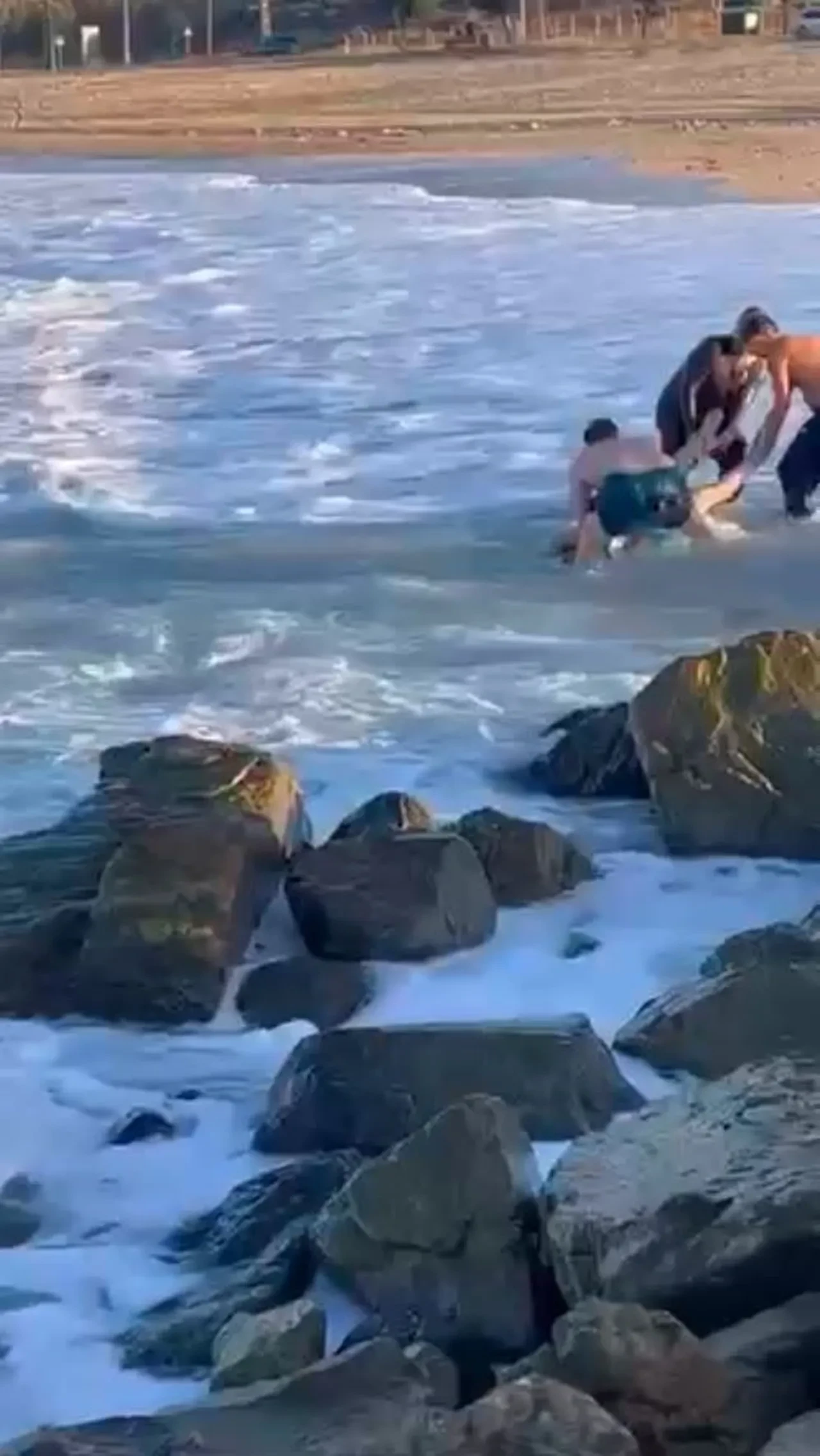 Karaburun'da dalgalar nişanlı çifti ayırdı