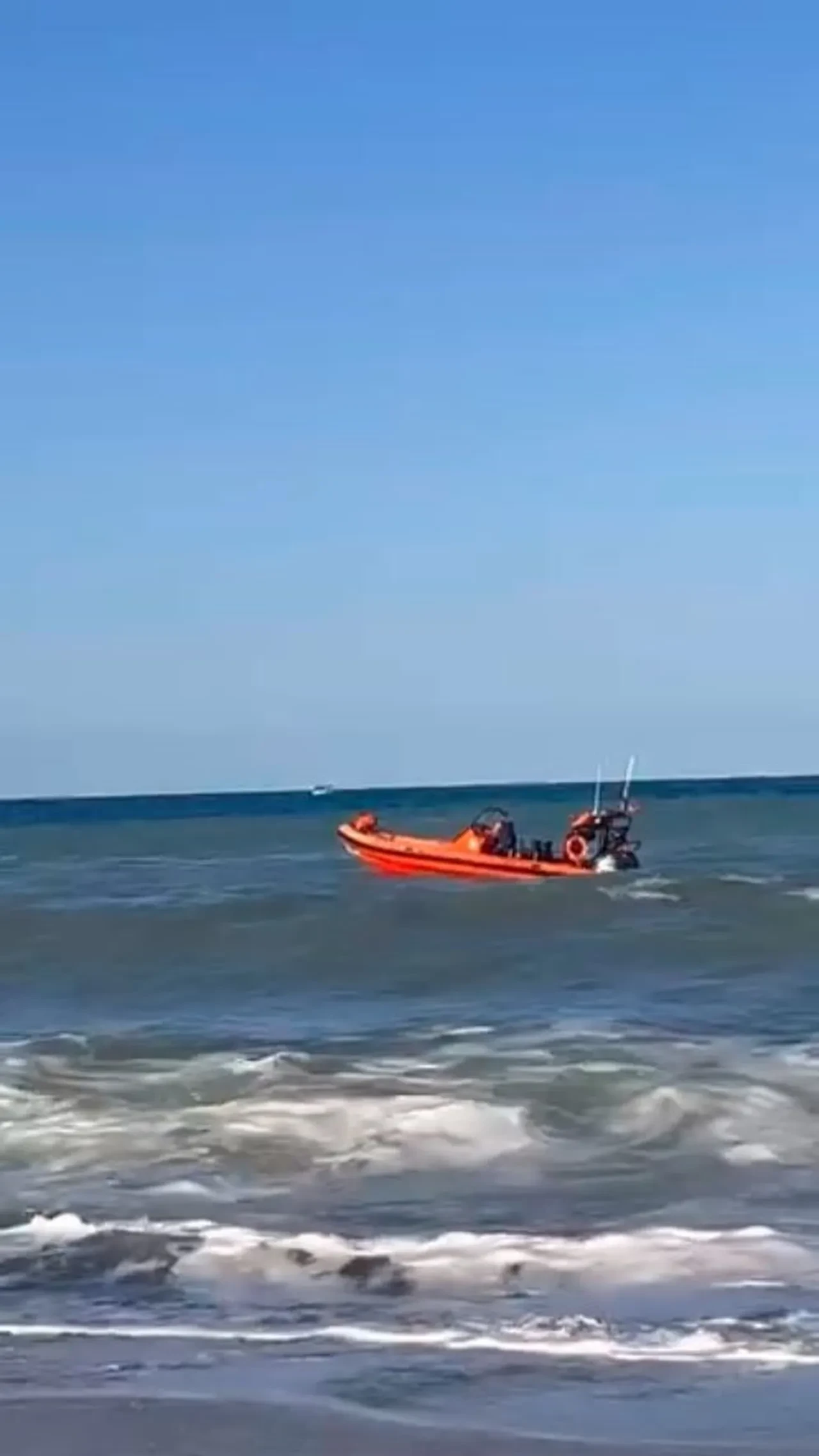 Karaburun'da dalgalar nişanlı çifti ayırdı