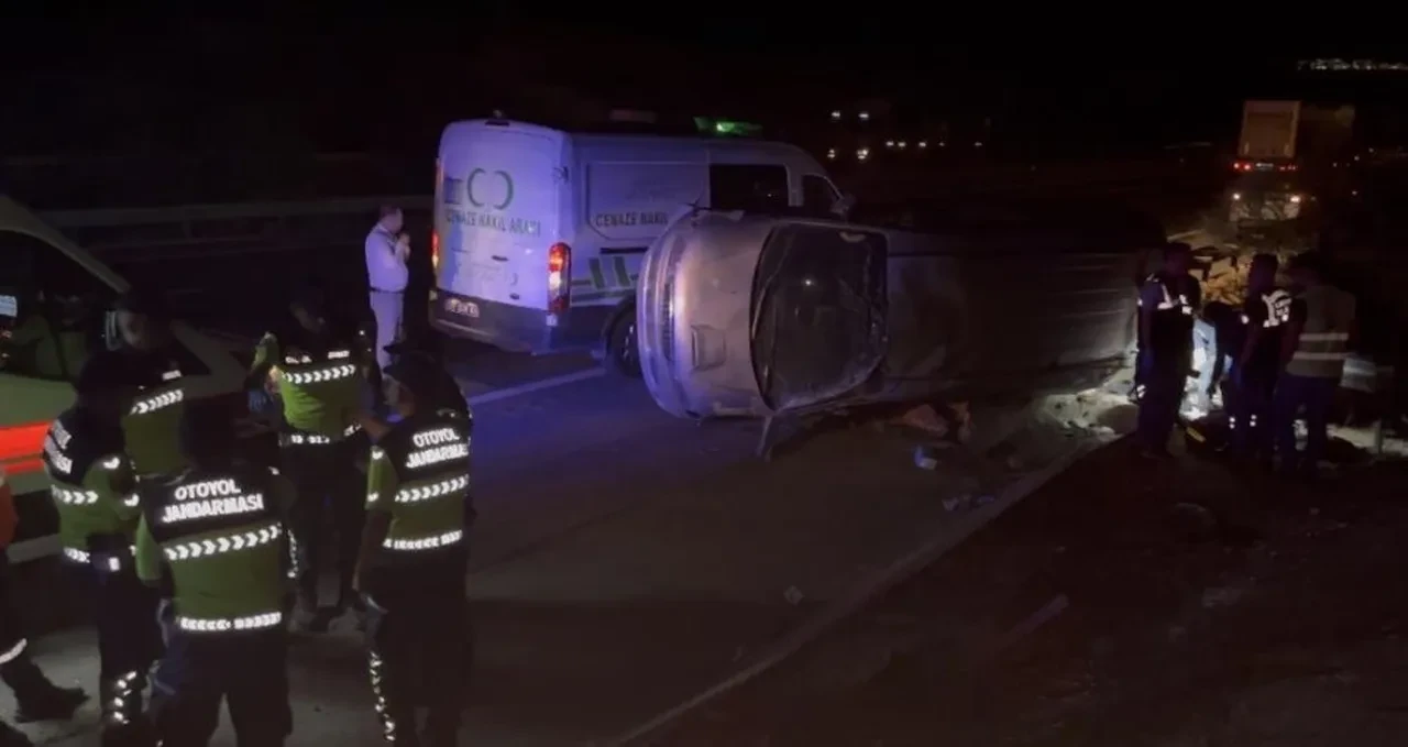 Lastiği patlayan minibüs takla attı: Ölü ve yaralılar var