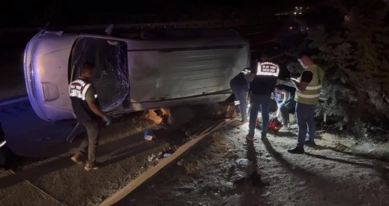 Lastiği patlayan minibüs takla attı: Ölü ve yaralılar var