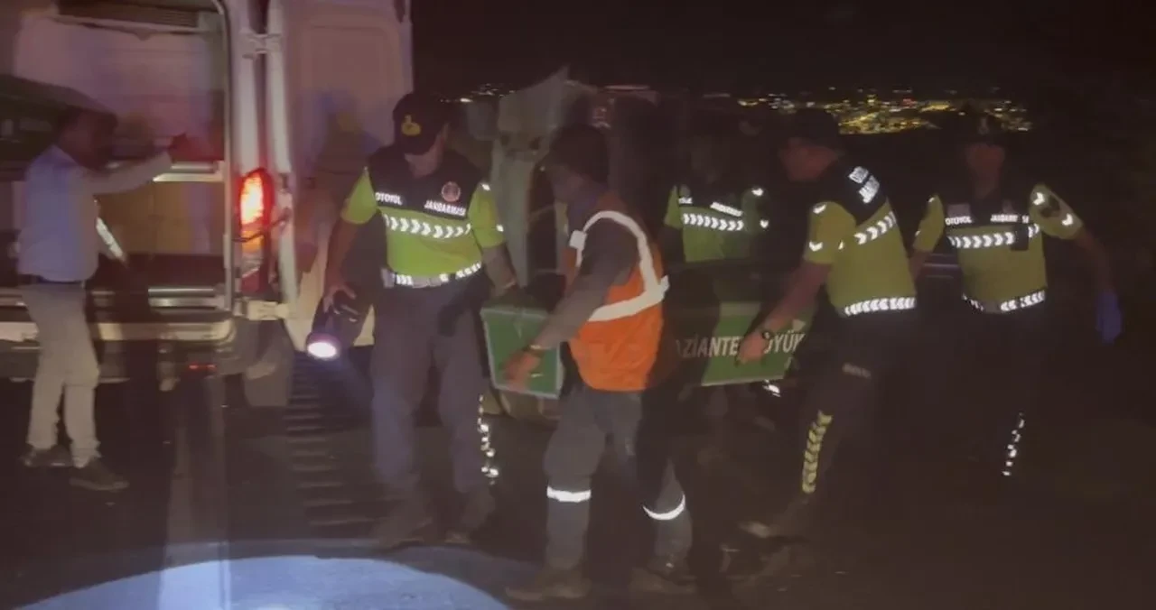 Lastiği patlayan minibüs takla attı: Ölü ve yaralılar var