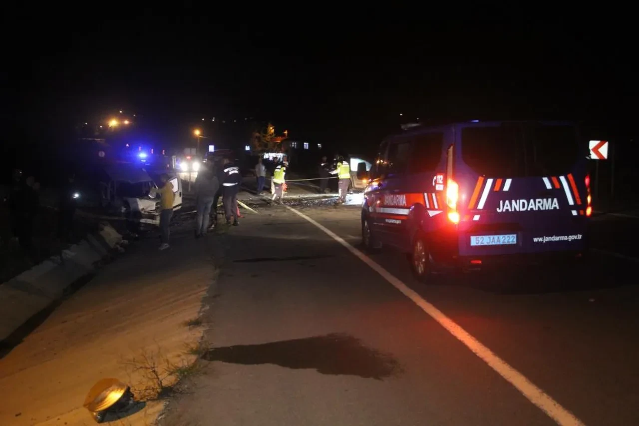 Ordu'da kafa kafaya çarpışma: 1 ölü, 2 yaralı