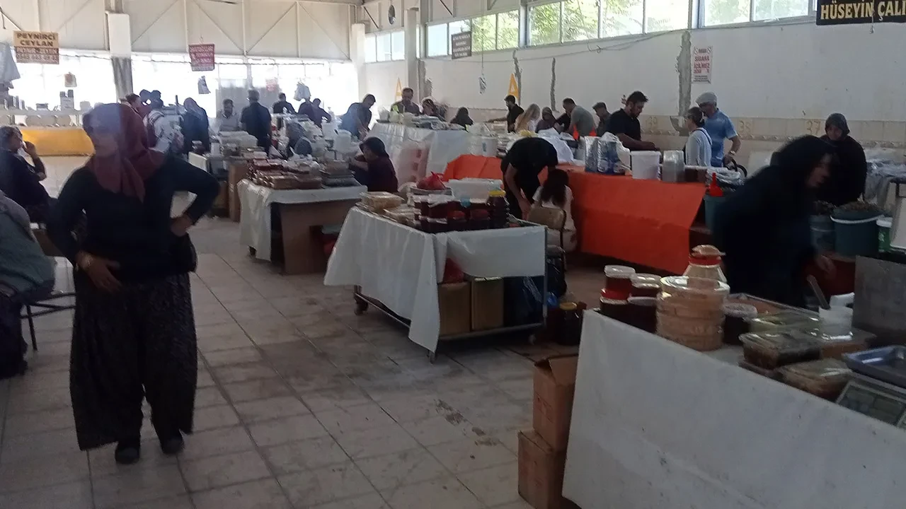 Pazarcılar sopa ve kepçeyle birbirine girdi: 2 yaralı
