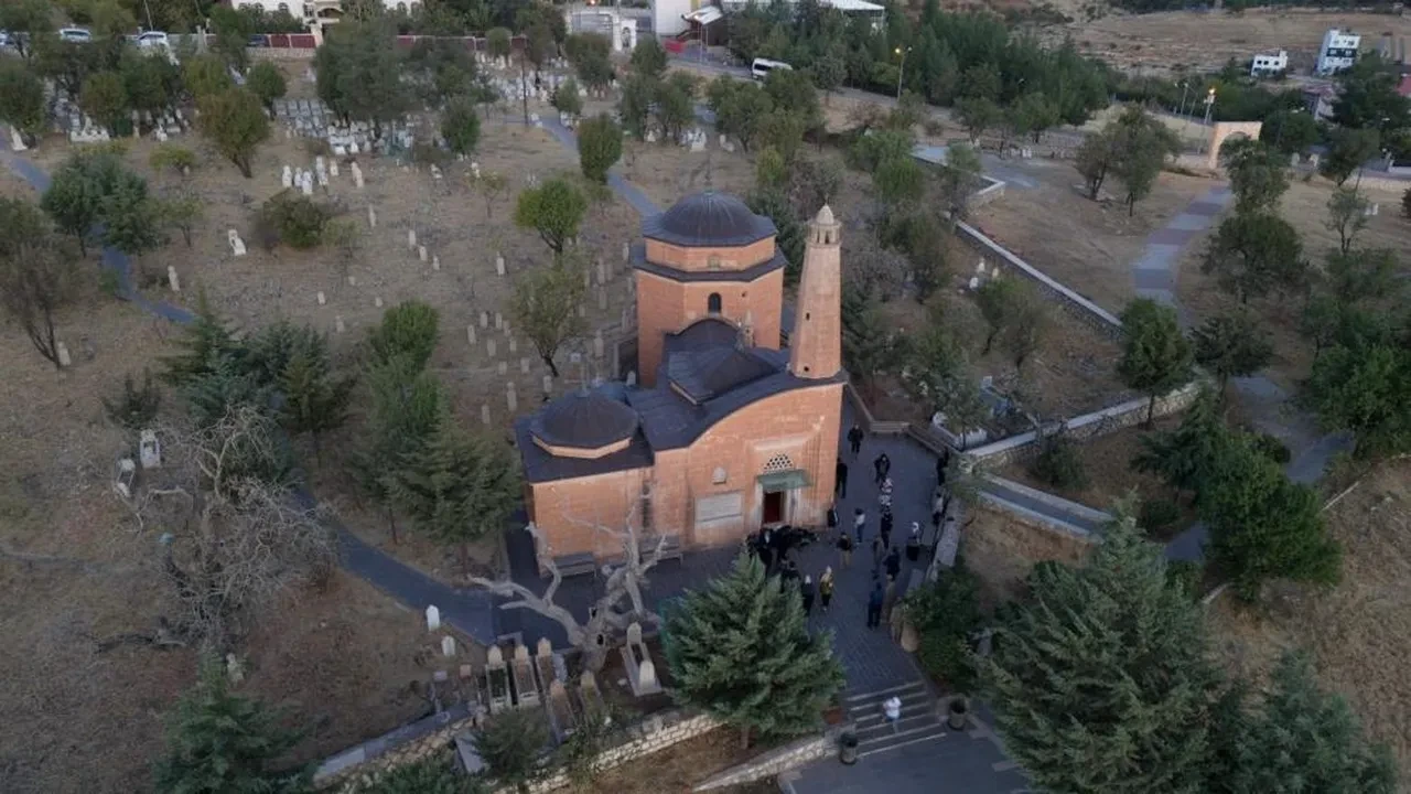 Vatandaşlar oraya akın etti! Her yıl sadece 5 dakika görülebiliyor
