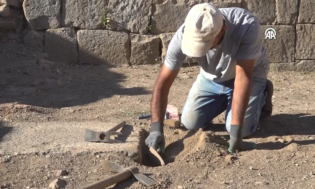 Bitlis'te tarihi keşif! Kalenin ana giriş kapısında bulundu: Çift dişli, 29 cm