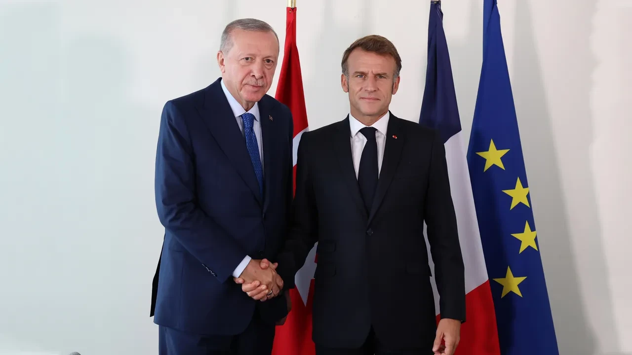 Cumhurbaşkanı Erdoğan Macron ile görüştü! Yanındaki 2 isim dikkat çekti