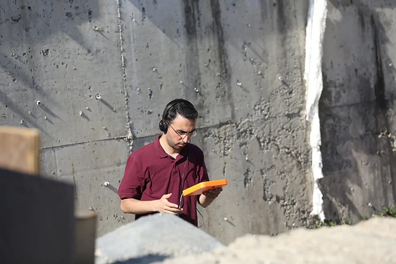 Depremde enkazdakilerin yerini tespit edip iletişim kurulmasını sağlayan cihaz geliştirildi