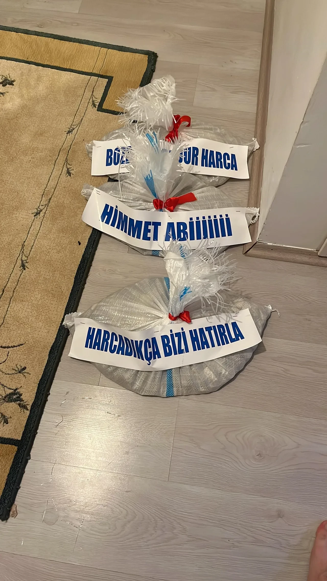 Düğünde şoke eden anlar! Geline kilolarca madeni para taktılar: 'Esnaf esnaf gezdik'