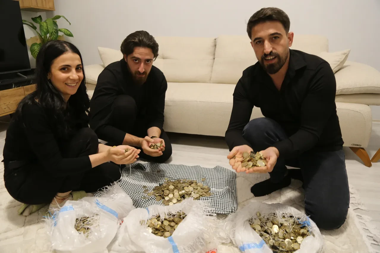 Düğünde şoke eden anlar! Geline kilolarca madeni para taktılar: 'Esnaf esnaf gezdik'