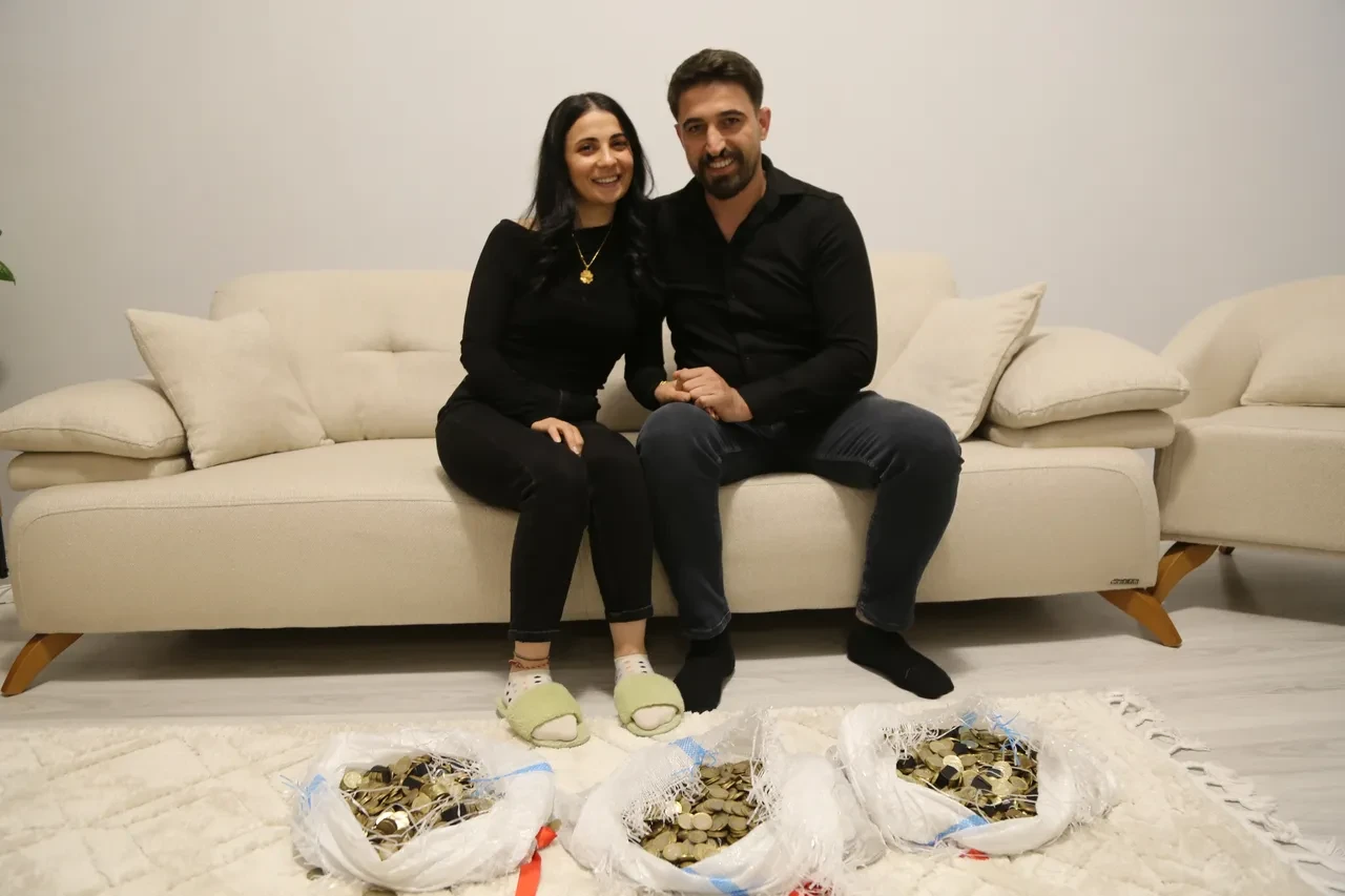 Düğünde şoke eden anlar! Geline kilolarca madeni para taktılar: 'Esnaf esnaf gezdik'