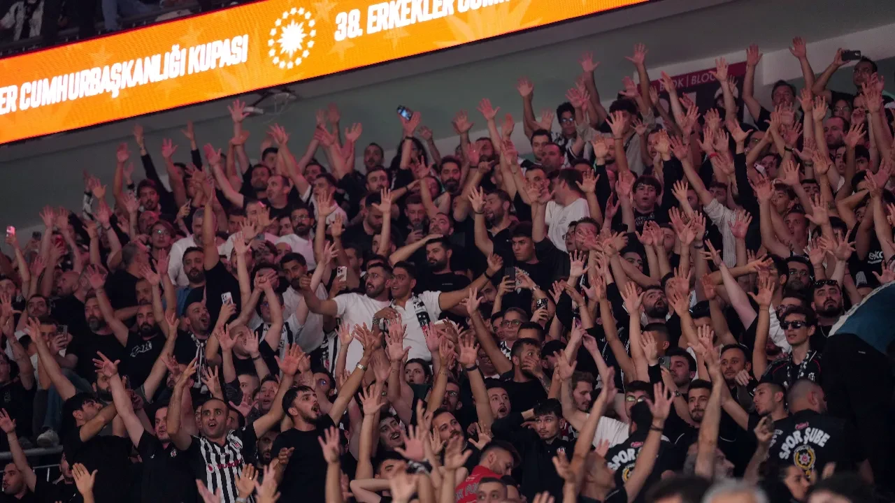Fenerbahçe Beko Beşiktaş maçında hakemler neden ara verdi? Soyunma odasına gittiler