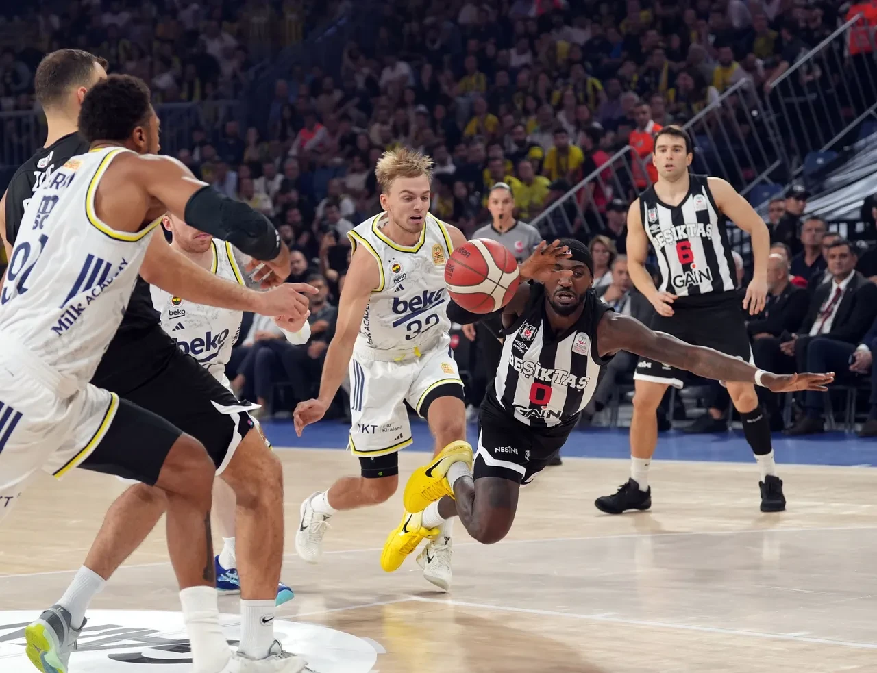 Fenerbahçe Beko Beşiktaş maçında hakemler neden ara verdi? Soyunma odasına gittiler