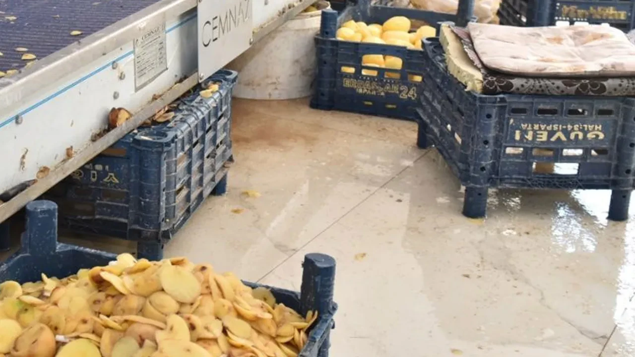 Gıda sahtekarlarına baskın! Mide bulandıran görüntüler: 1.5 ton imha edildi