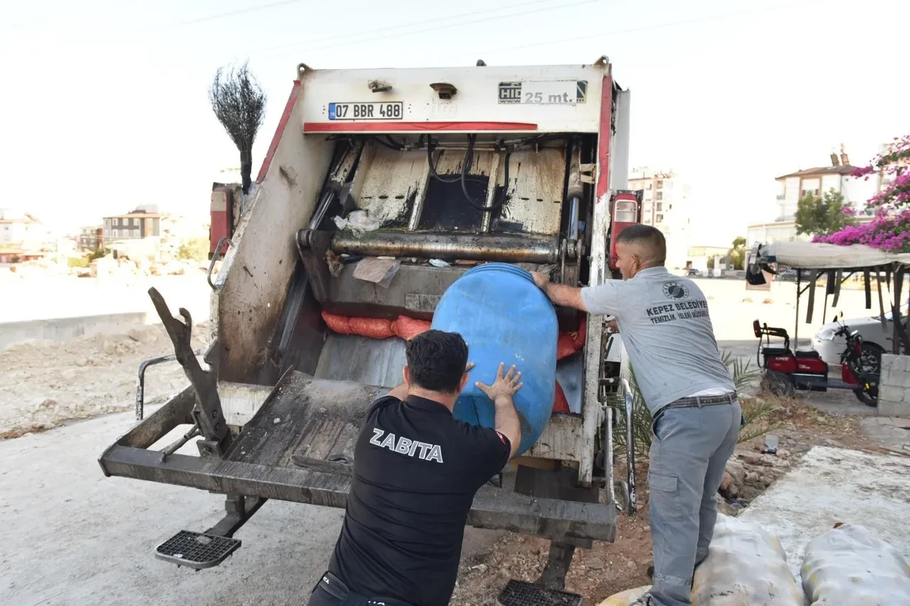 Gıda sahtekarlarına baskın! Mide bulandıran görüntüler: 1.5 ton imha edildi