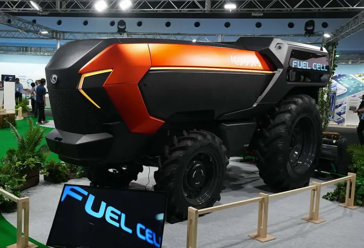 Gören uzaylı aracı zannediyor: Dünyanın ilk hidrojenli sürücüsüz traktörü