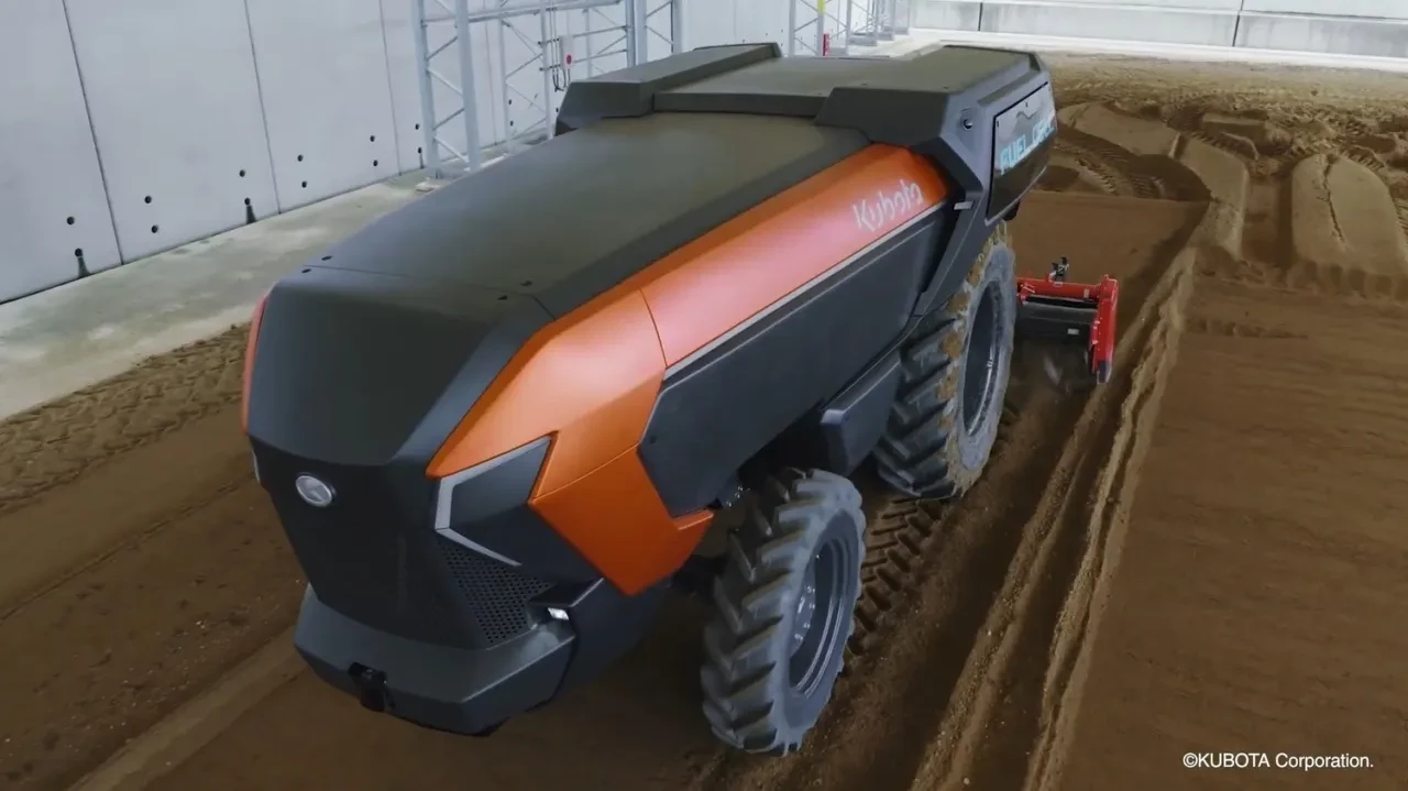 Gören uzaylı aracı zannediyor: Dünyanın ilk hidrojenli sürücüsüz traktörü