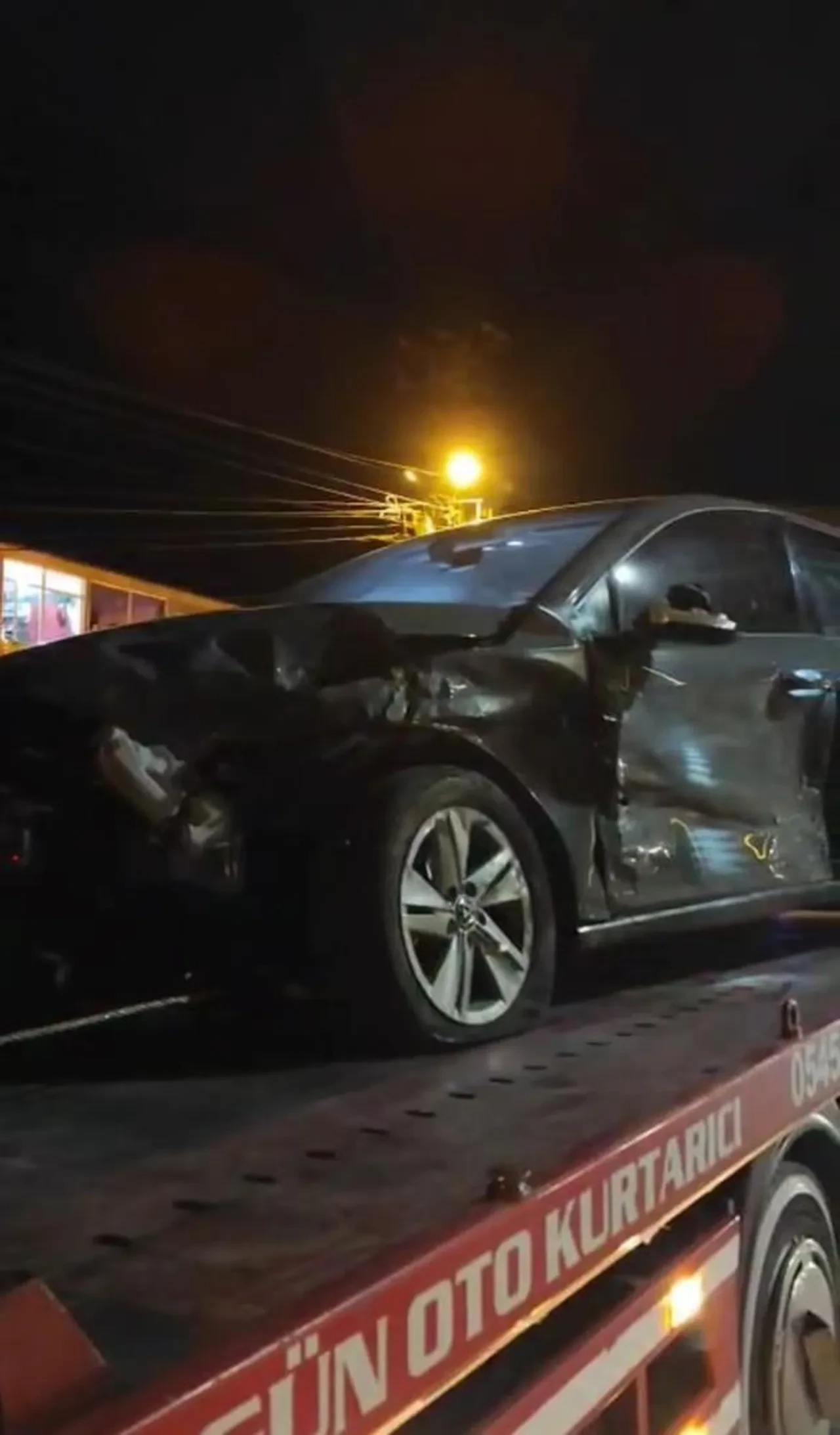 Hakkari'de iki otomobil çarpıştı: 2'si çocuk 5 kişi yaralı