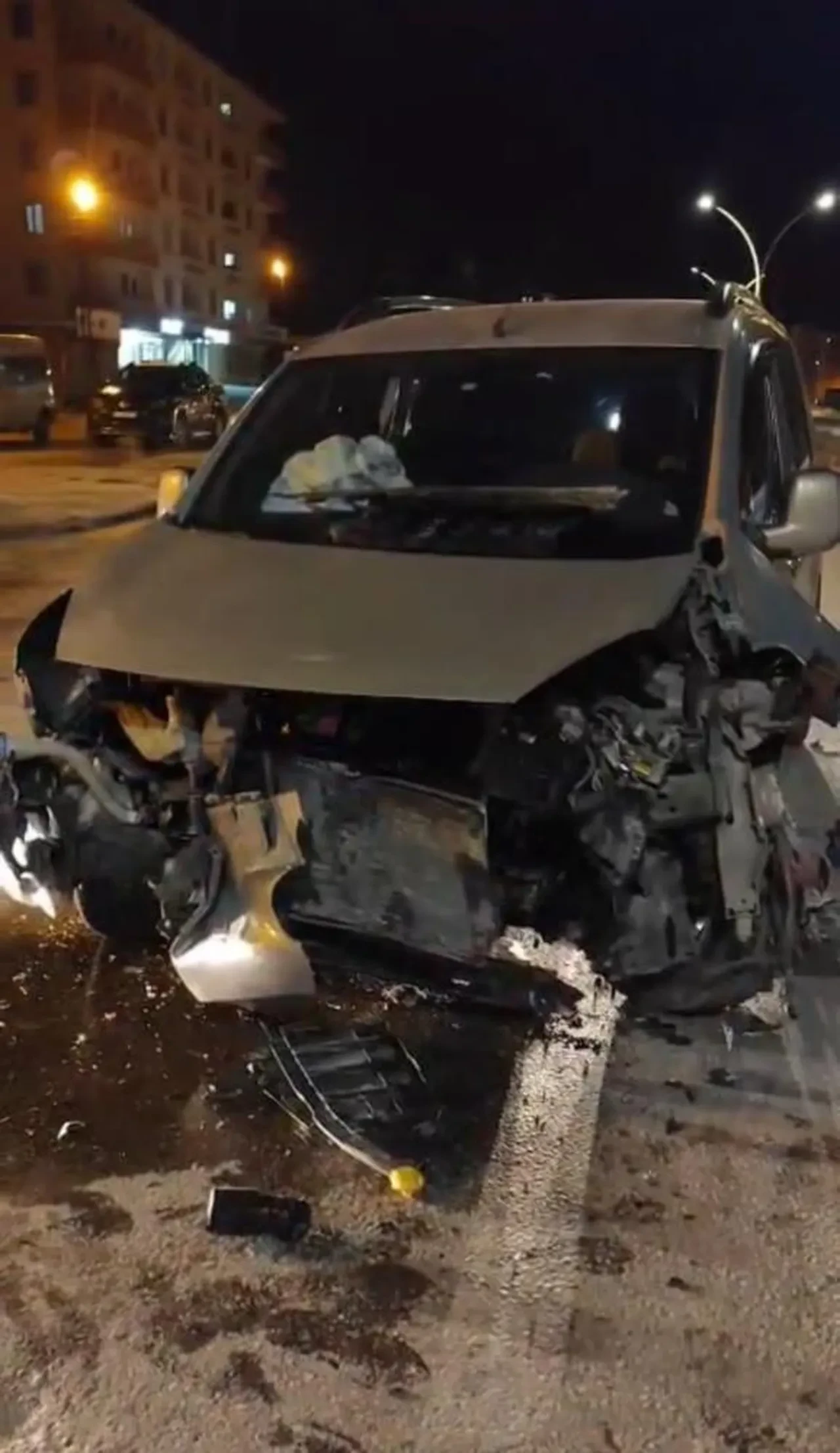 Hakkari'de iki otomobil çarpıştı: 2'si çocuk 5 kişi yaralı