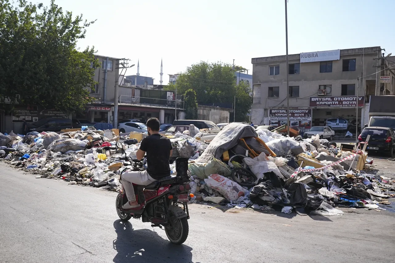 Hindistan değil İzmir! Sokaklarda çöp dağları: Vatandaşlar kokudan ve pislikten yürüyemiyor