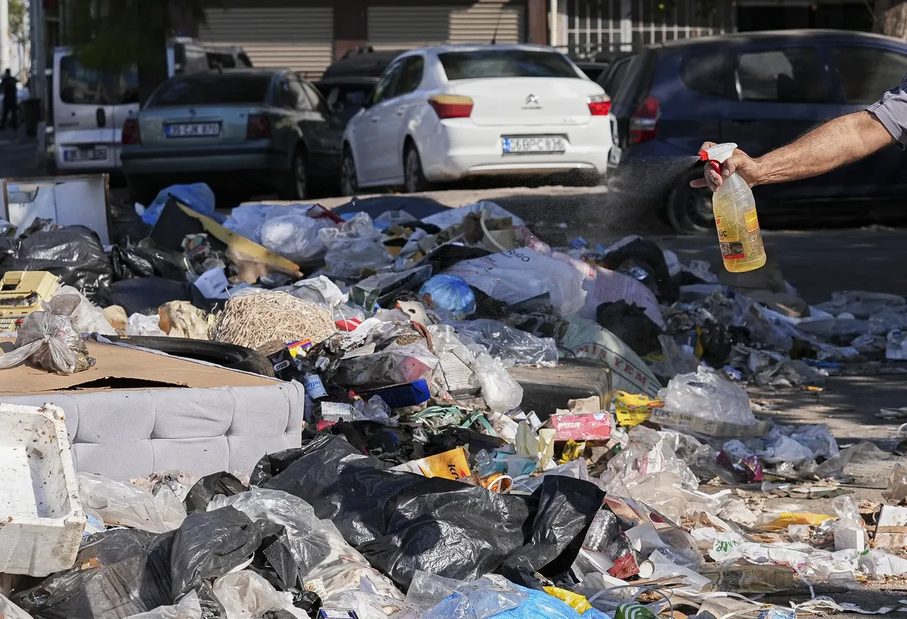 Hindistan değil İzmir! Sokaklarda çöp dağları: Vatandaşlar kokudan ve pislikten yürüyemiyor