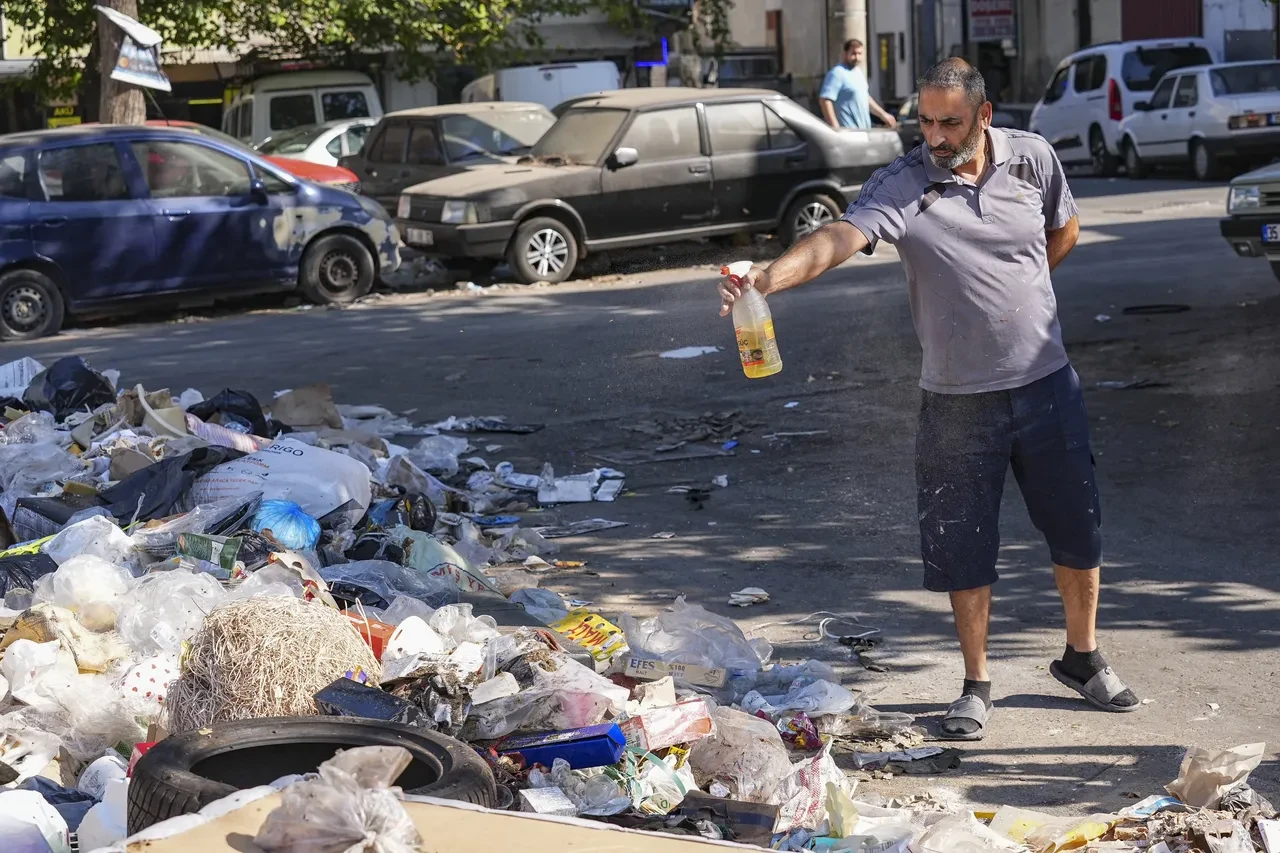 Hindistan değil İzmir! Sokaklarda çöp dağları: Vatandaşlar kokudan ve pislikten yürüyemiyor