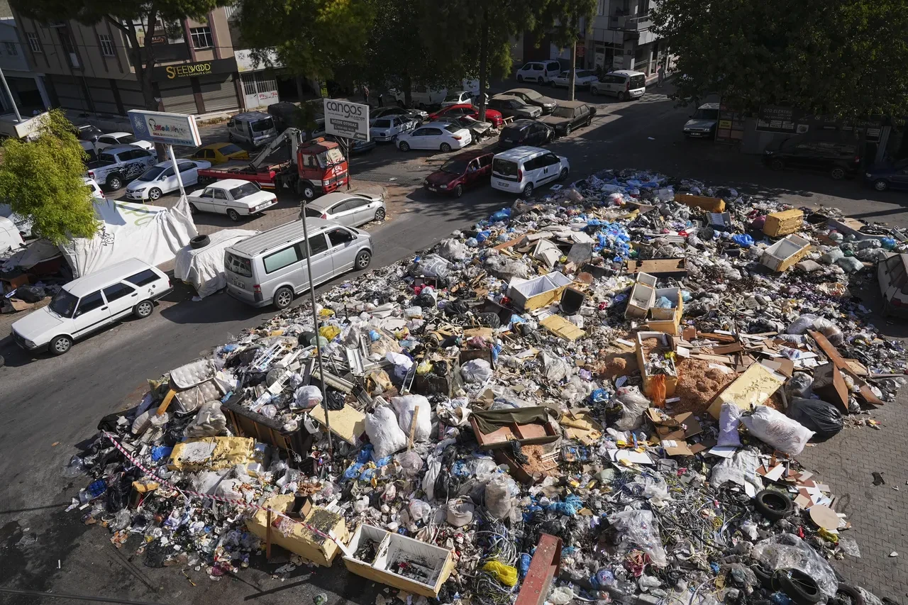 Hindistan değil İzmir! Sokaklarda çöp dağları: Vatandaşlar kokudan ve pislikten yürüyemiyor