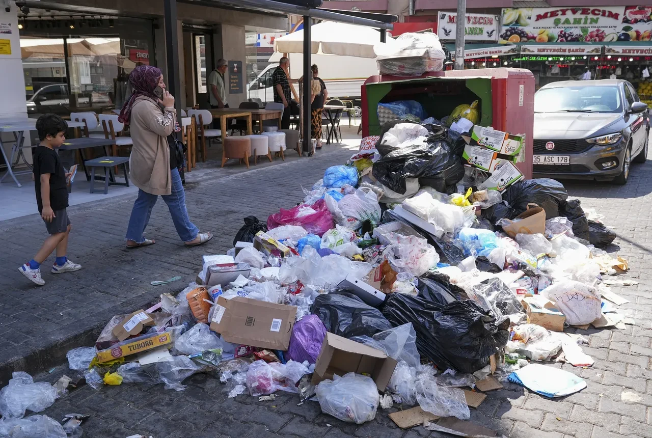 Hindistan değil İzmir! Sokaklarda çöp dağları: Vatandaşlar kokudan ve pislikten yürüyemiyor