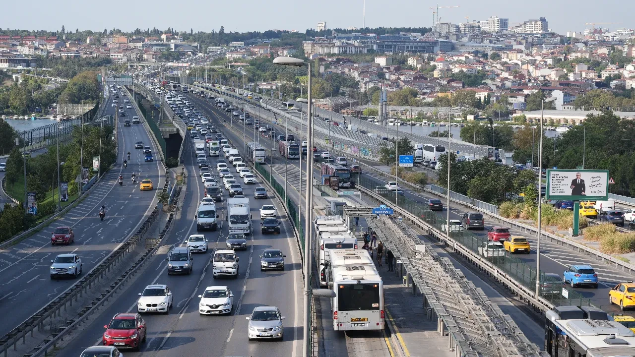 İstanbul trafik yoğunluğu haritası! Araçlar santim santim ilerliyor