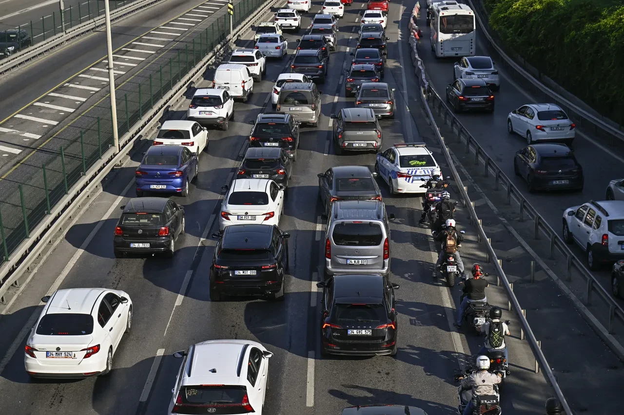 İstanbul trafik yoğunluğu haritası! Araçlar santim santim ilerliyor