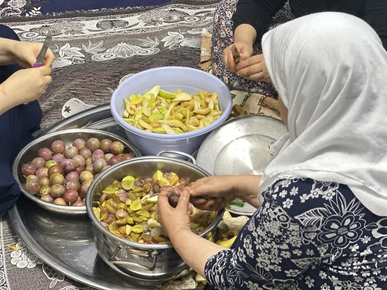 Kışın sofraları süsleyecek, tamamen doğal! Yüksekovalı kadınların yoğun mesaisi