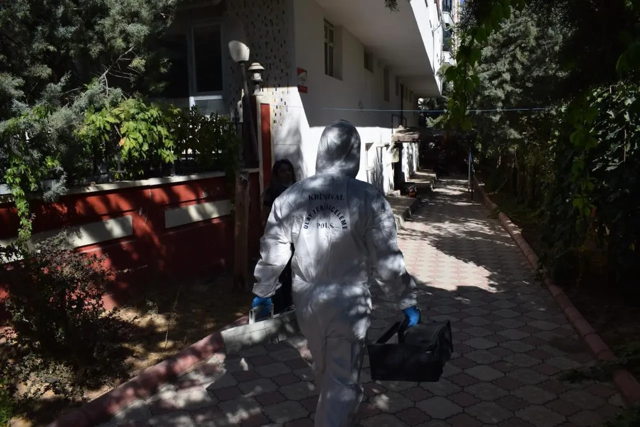 Kötü kokunun ardında acı gerçek ortaya çıktı! Yakınlarının aradığı adam çatıda ölü bulundu