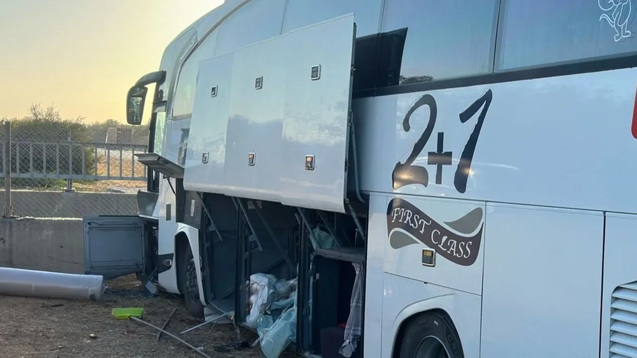 Otobüs bariyerlere çarpıp refüje girdi: 13 yaralı