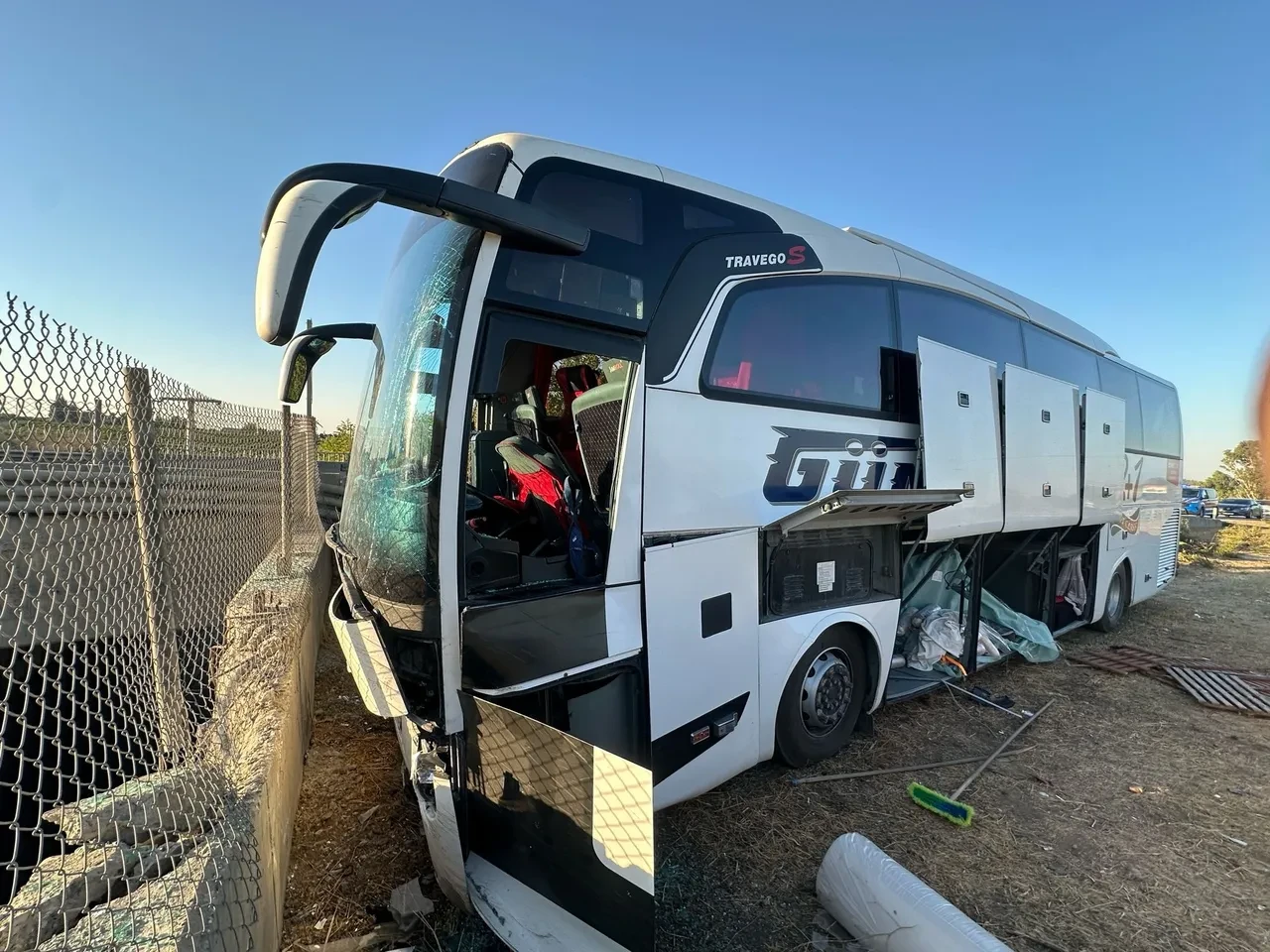 Otobüs bariyerlere çarpıp refüje girdi: 13 yaralı