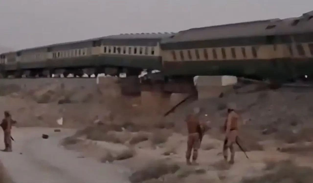 Pakistan'da yolcu trenine bombalı saldırı! Çok sayıda yaralı var