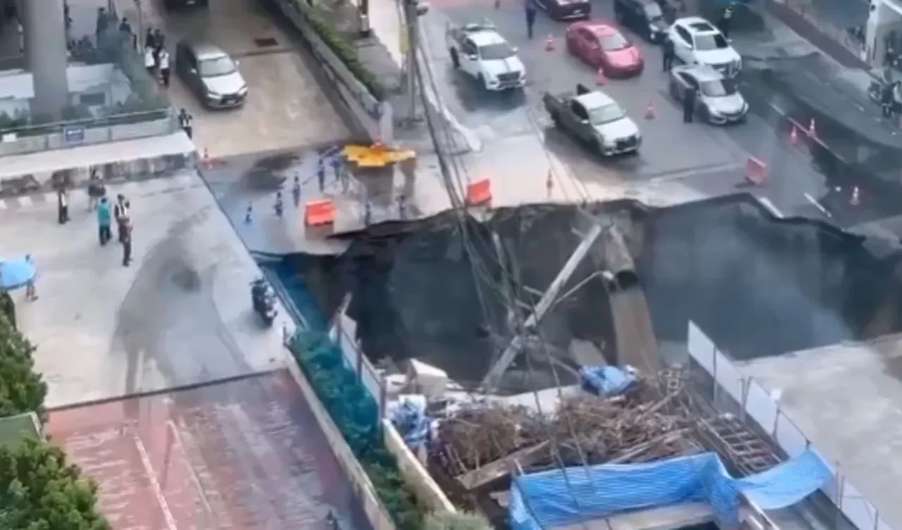 Şehrin göbeğinde devasa çukur! Kimse ne olduğunu anlamadı, işte o korkunç anlar