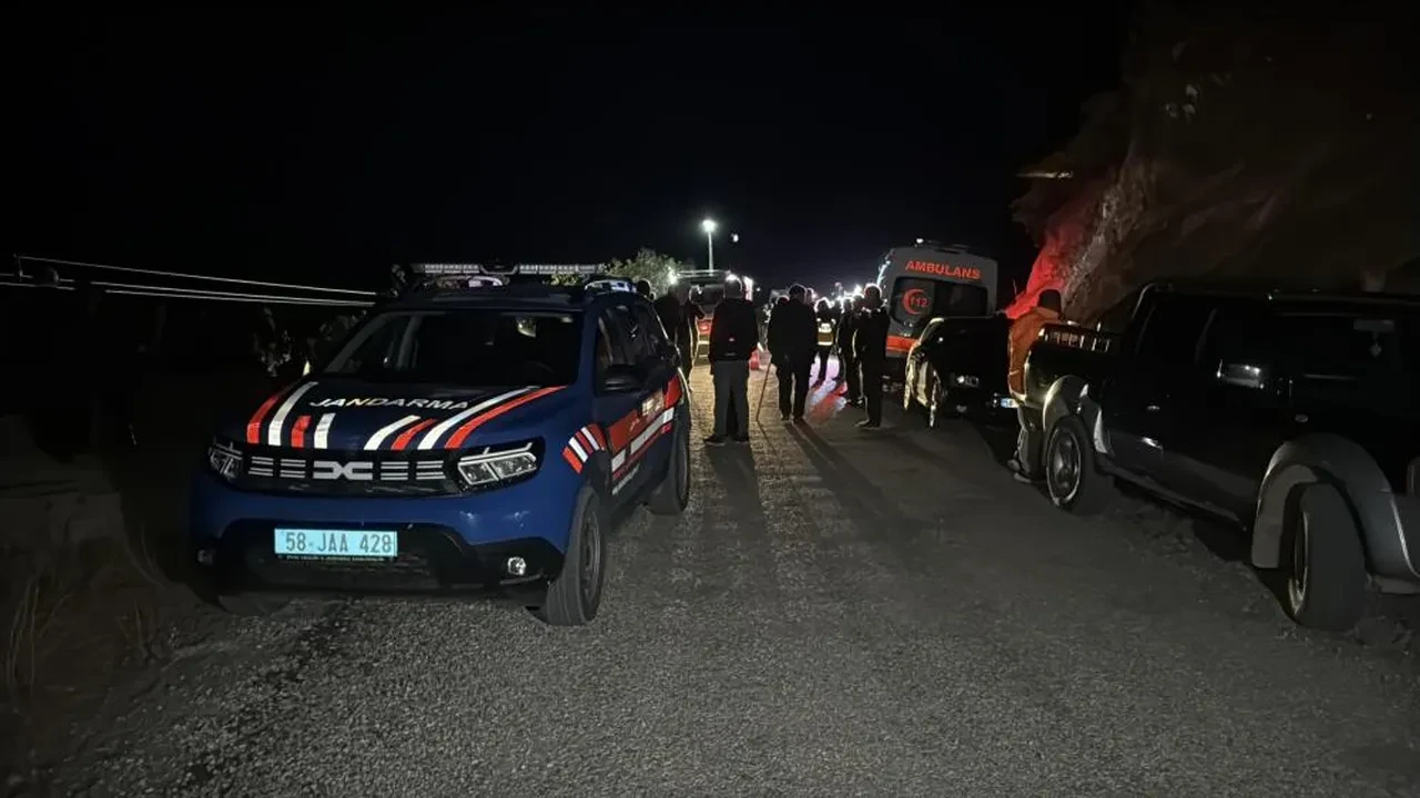 Sivas'ta otomobil 50 metrelik uçuruma yuvarlandı: 4 kişi hayatını kaybetti!