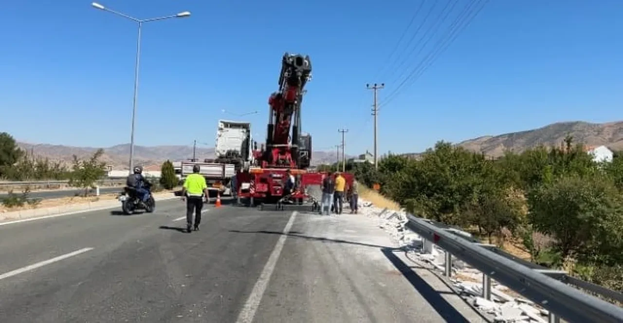 Tır bahçeye uçtu son anda faciadan dönüldü