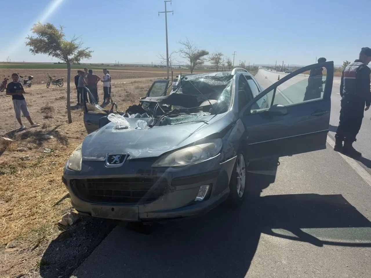 Tıra arkadan çarptı kağıt gibi ezildi! Korkunç kazadan yaralı kurtuldular