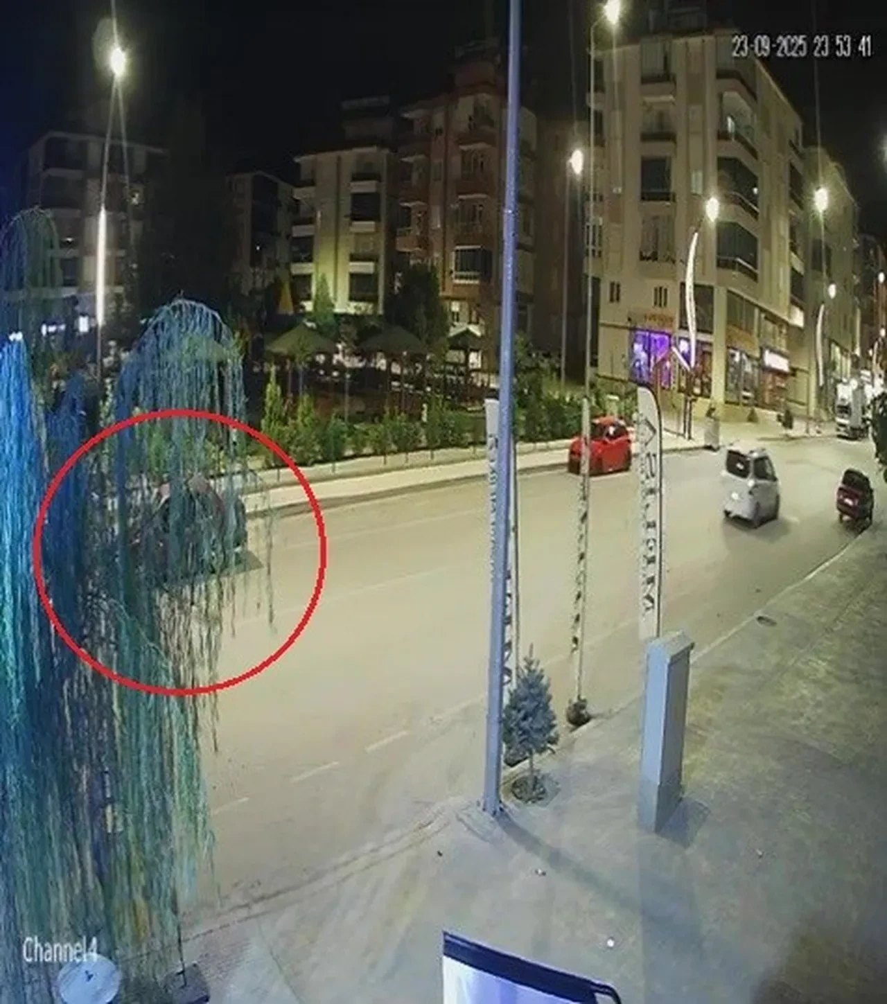 Tüfeğiyle 15 dakikada 2 dükkana ateş etti! Dehşet anları kameralar yansıdı