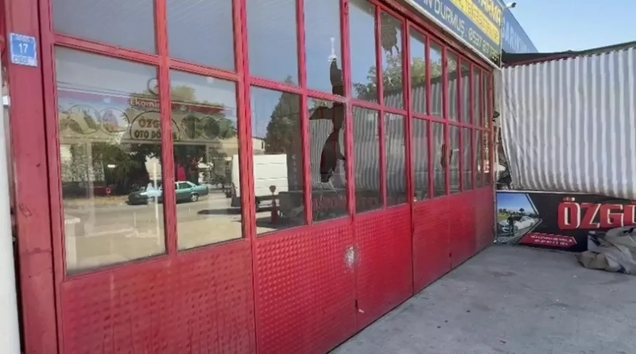 Tüfeğiyle 15 dakikada 2 dükkana ateş etti! Dehşet anları kameralar yansıdı