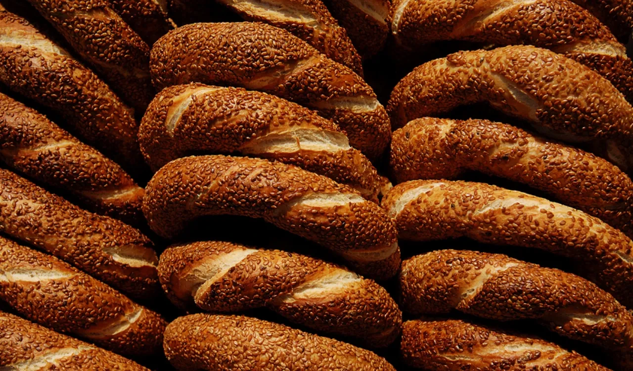 Türk simidi ve çayı Times Meydanı'nda dağıtıldı