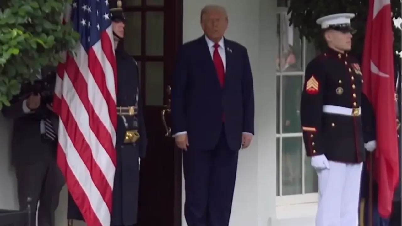 Trump Cumhurbaşkanı Erdoğan'ı karşılamak için dakikalarca kapıda bekledi