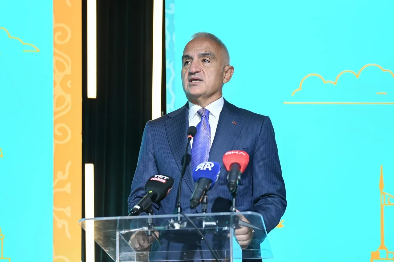 Bakan Ersoy'dan Spotify toplantısında çarpıcı telif çıkışı! 'Rekor artış var' diyerek rakamları açıkladı