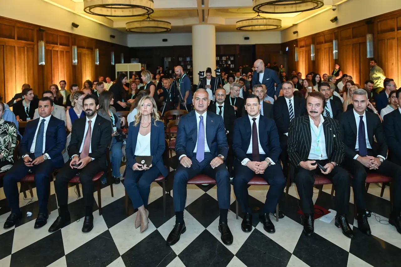 Bakan Ersoy'dan Spotify toplantısında çarpıcı telif çıkışı! 'Rekor artış var' diyerek rakamları açıkladı