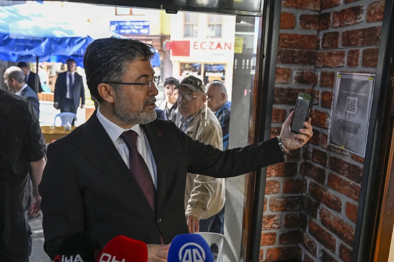 Bakan Yumaklı'dan esnafa karekod denetimi