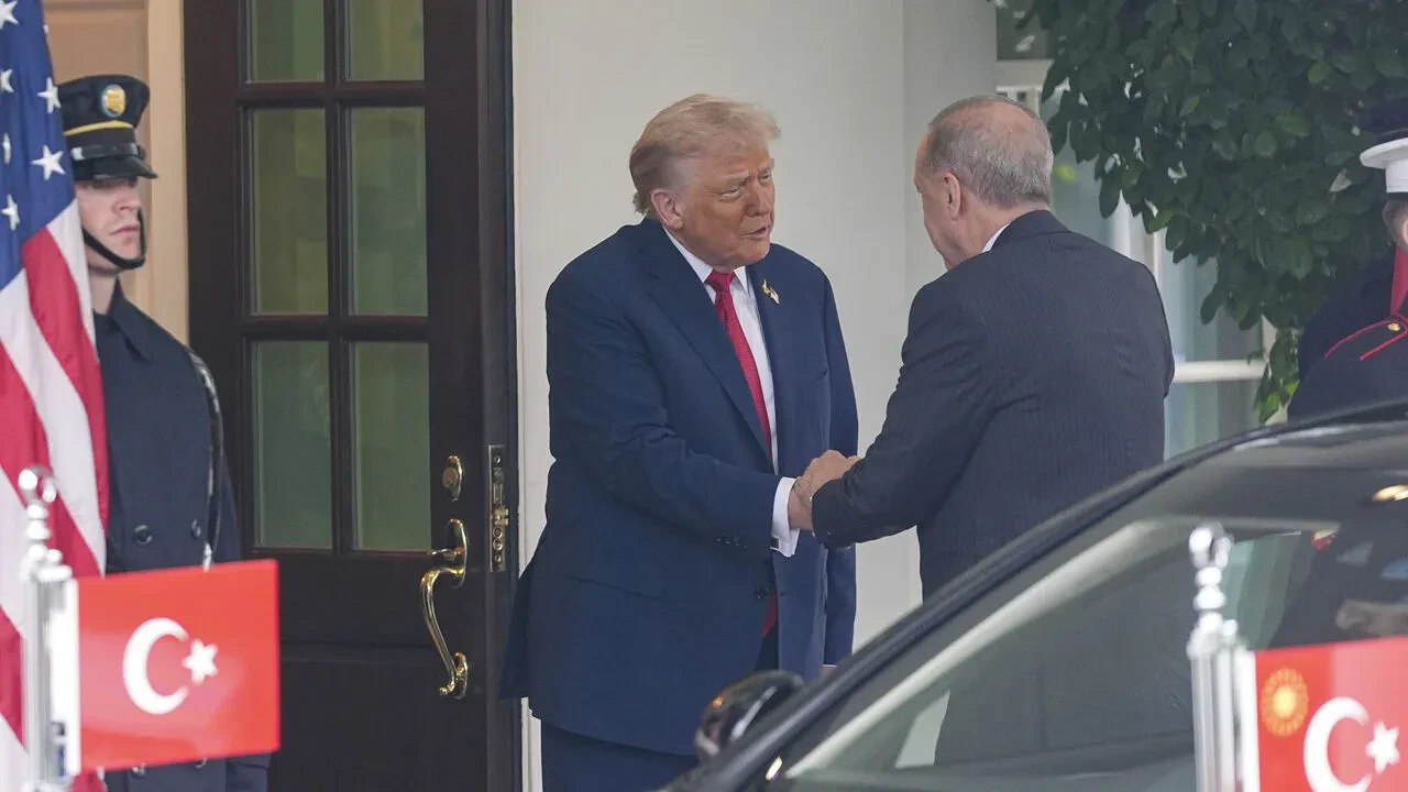 Beyaz Saray'daki görüşmeye damga vuran anlar: Trump 2 hareketiyle şaşırttı