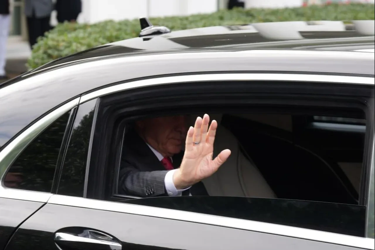 Beyaz Saray'daki görüşmeye damga vuran anlar: Trump 2 hareketiyle şaşırttı