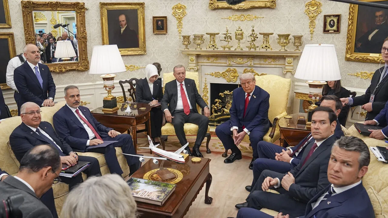 Beyaz Saray'daki görüşmeye damga vuran anlar: Trump 2 hareketiyle şaşırttı