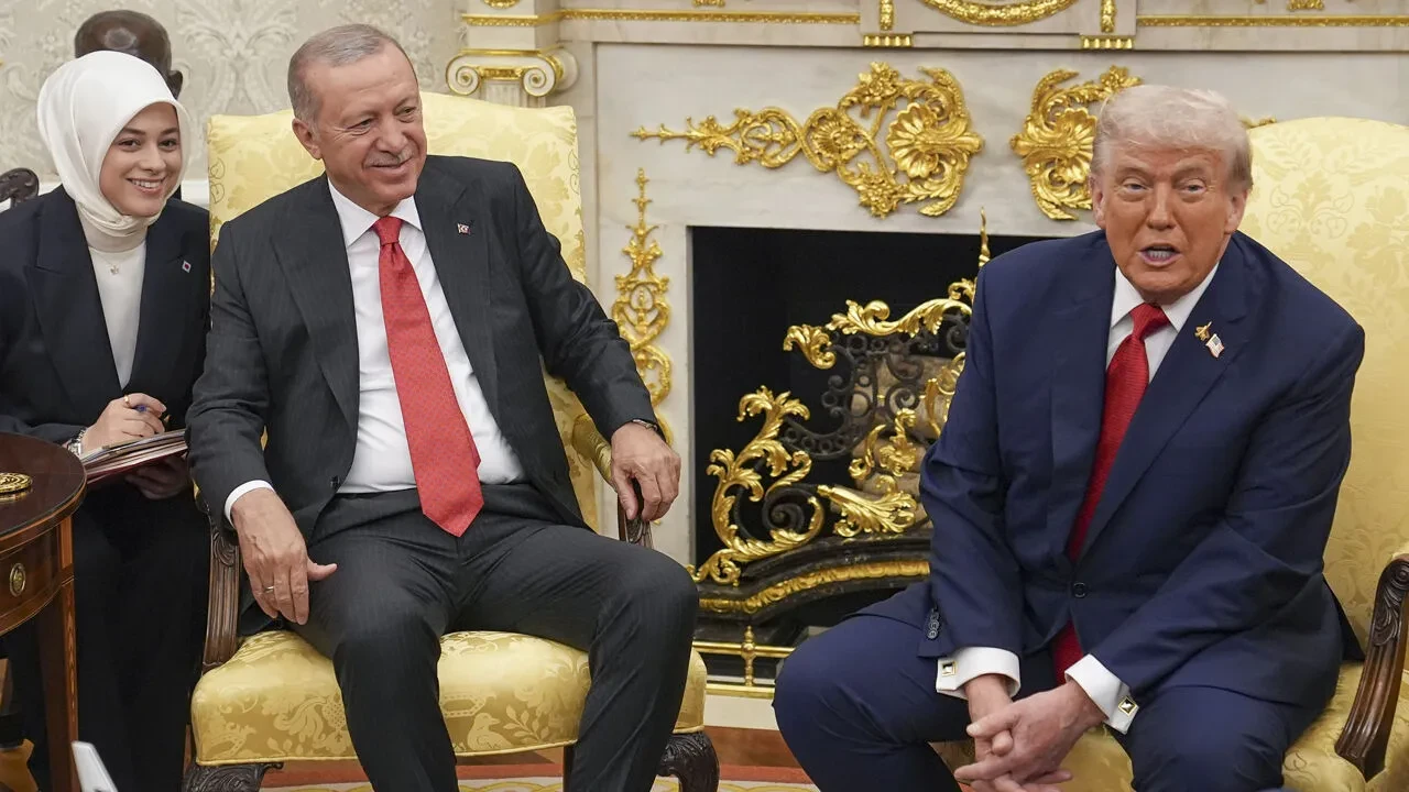 Beyaz Saray'daki görüşmeye damga vuran anlar: Trump 2 hareketiyle şaşırttı