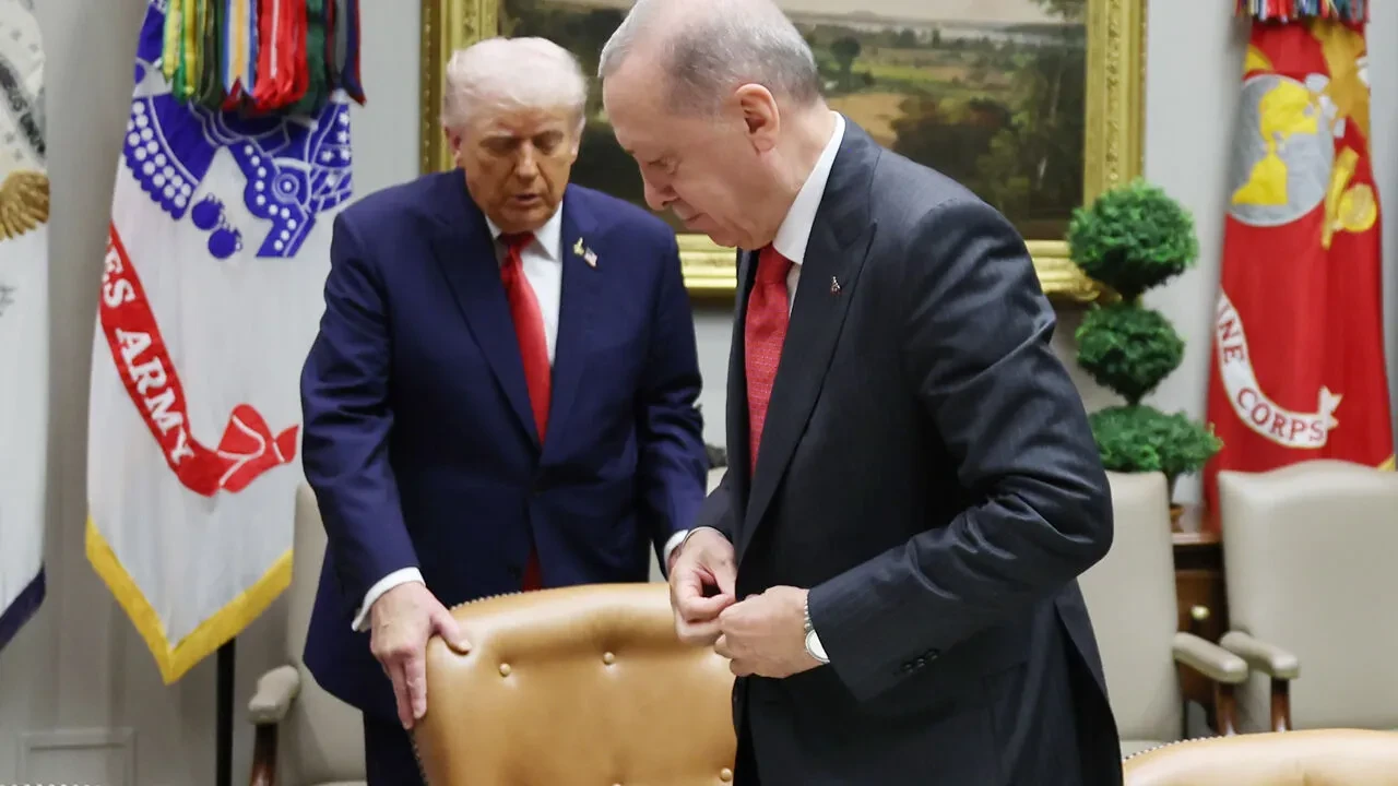 Beyaz Saray'daki görüşmeye damga vuran anlar: Trump 2 hareketiyle şaşırttı